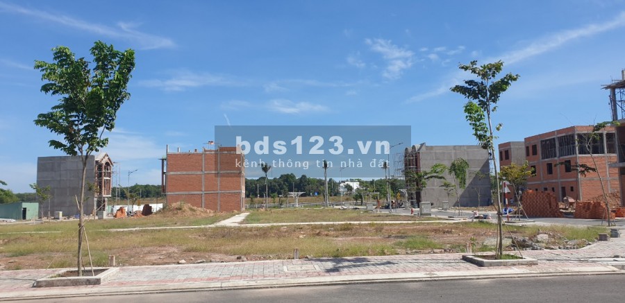 CẦN BÁN GẤP LÔ ĐẤT HAI MẶT TIỀN ĐƯỜNG DT 742, PHÚ CHÁNH, 90M2 GIÁ 2 TỶ 5 LH 0397.064.361