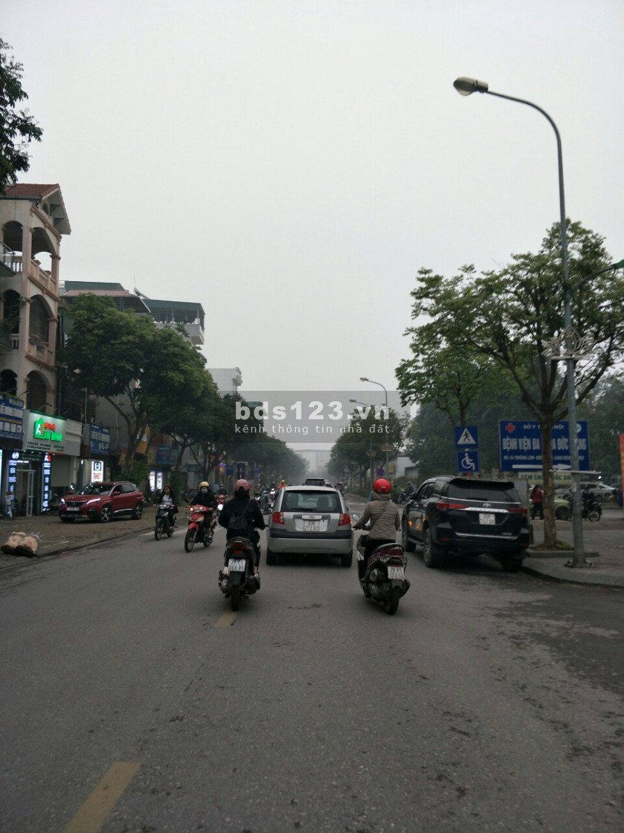 Cần tiền giảm giá 500tr xuống còn 8.8 tỷ bán nhà 57m2 đường Trường Lâm, Quận Long Biên
