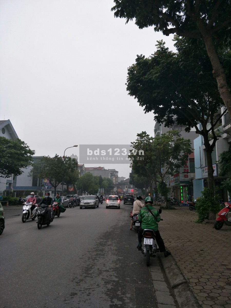 Cần tiền giảm giá 500tr xuống còn 8.8 tỷ bán nhà 57m2 đường Trường Lâm, Quận Long Biên