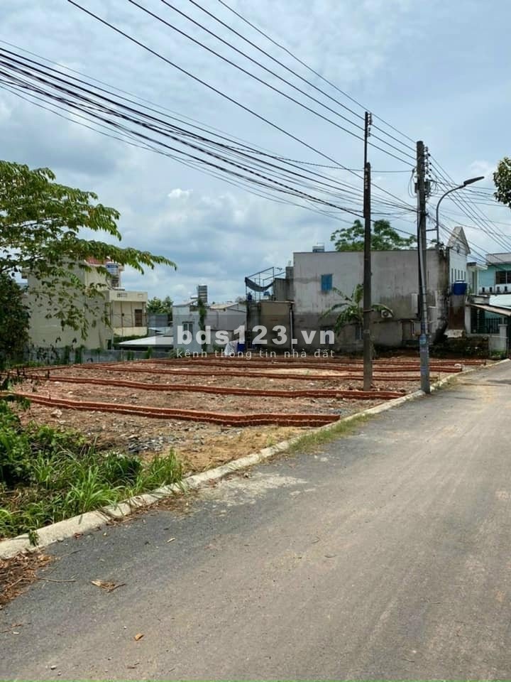 Chính chủ cần bán lô đất mặt tiền Bùi Quốc Khánh, kế bên UBND phường Chánh Nghĩa, giá 1.35 tỷ, diện tích 90m2. SHR. Liên hệ 0374991279 Minh Anh