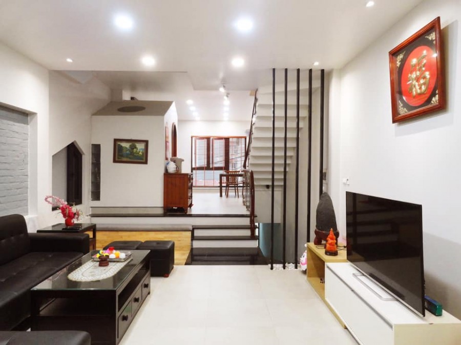 Bán nhà Trần Quốc Hoàn, Cầu Giấy 50m2 6.6 tỷ, nhà đẹp ở luôn, oto phân lô.