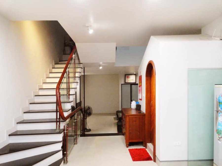 Bán nhà Trần Quốc Hoàn, Cầu Giấy 50m2 6.6 tỷ, nhà đẹp ở luôn, oto phân lô.