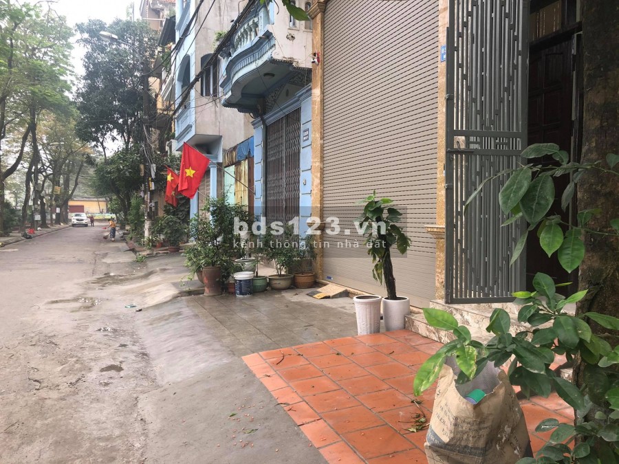 Cho thuê nhà 3 tầng mặt tiền vườn hoa Đền Lừ diện tích 40m2/sàn ô tô đỗ cửa