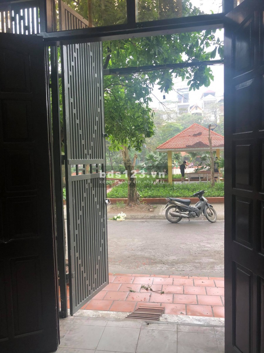 Cho thuê nhà 3 tầng mặt tiền vườn hoa Đền Lừ diện tích 40m2/sàn ô tô đỗ cửa