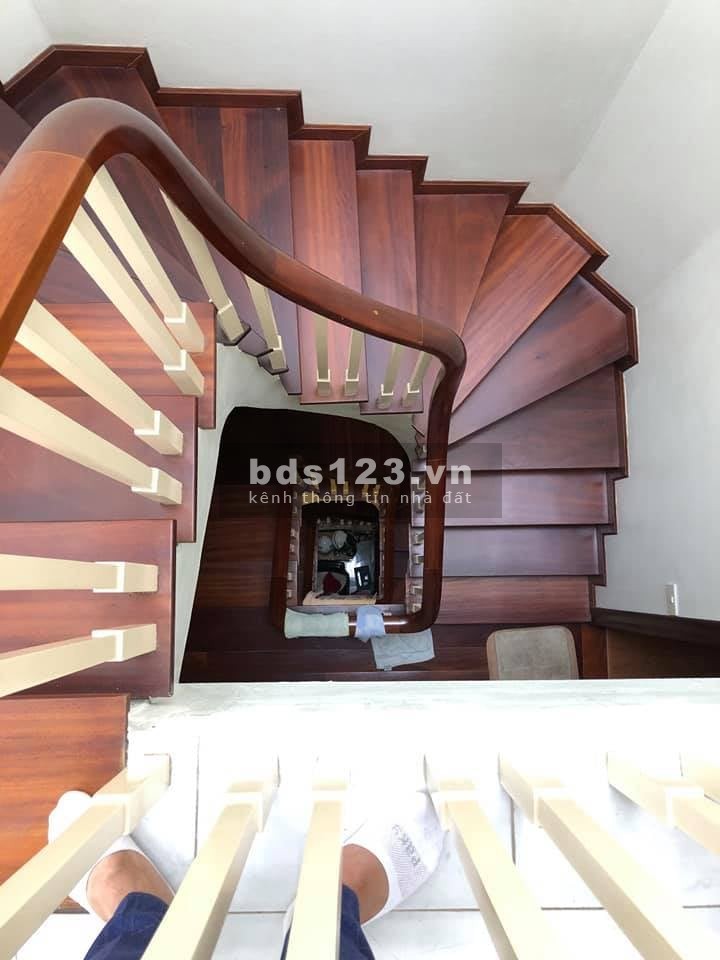 Nhà hót đường Nguyễn Công Trứ diện tích 45 m^2 mặt tiền 4 m 5Tầng giá 5,5 tỷ