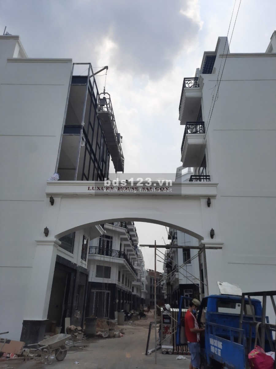 Nhà phố 3 mặt tiền view sông quận 12