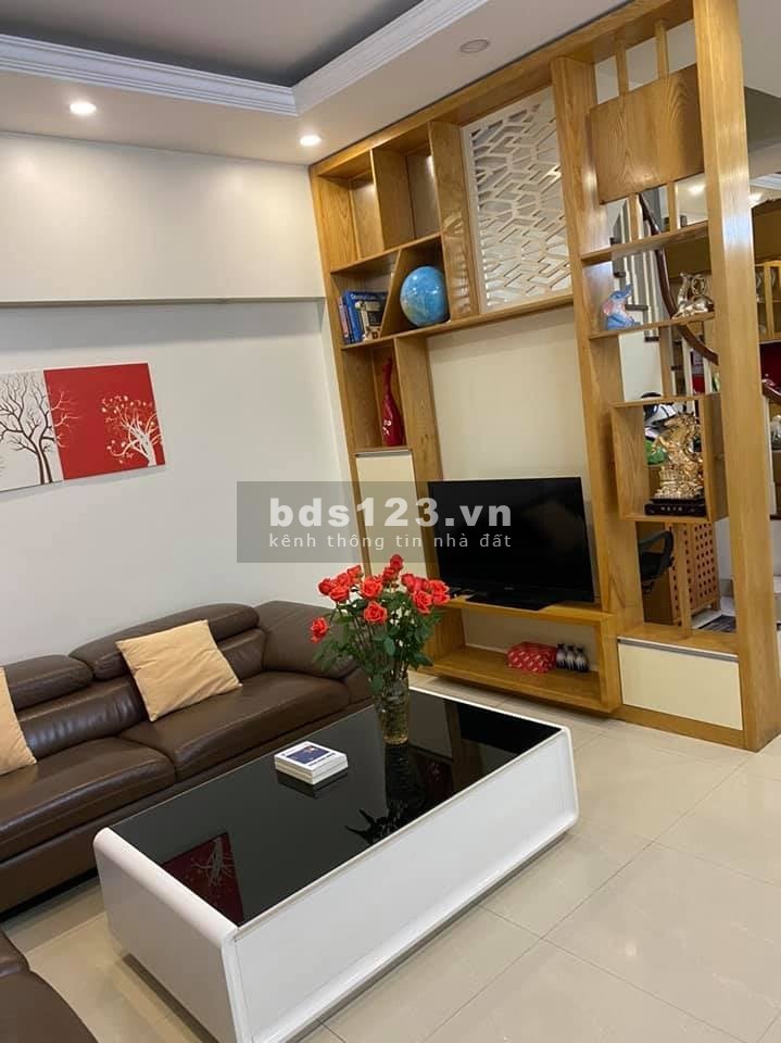 Nhà hót đường Nguyễn Công Trứ diện tích 45 m^2 mặt tiền 4 m 5Tầng giá 5,5 tỷ