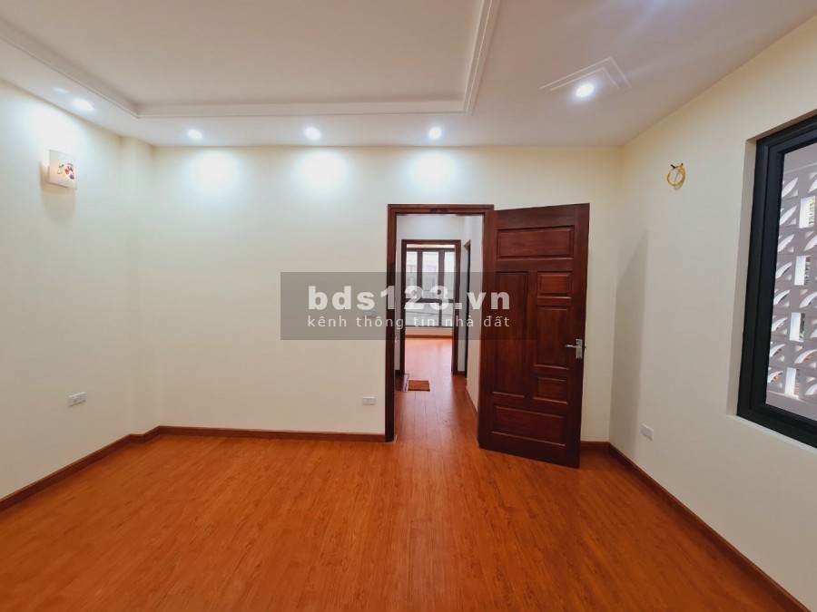 Giá Tốt, Hoa Lâm Long Biên, 40m2 MTx4m 5T ngõ 2M