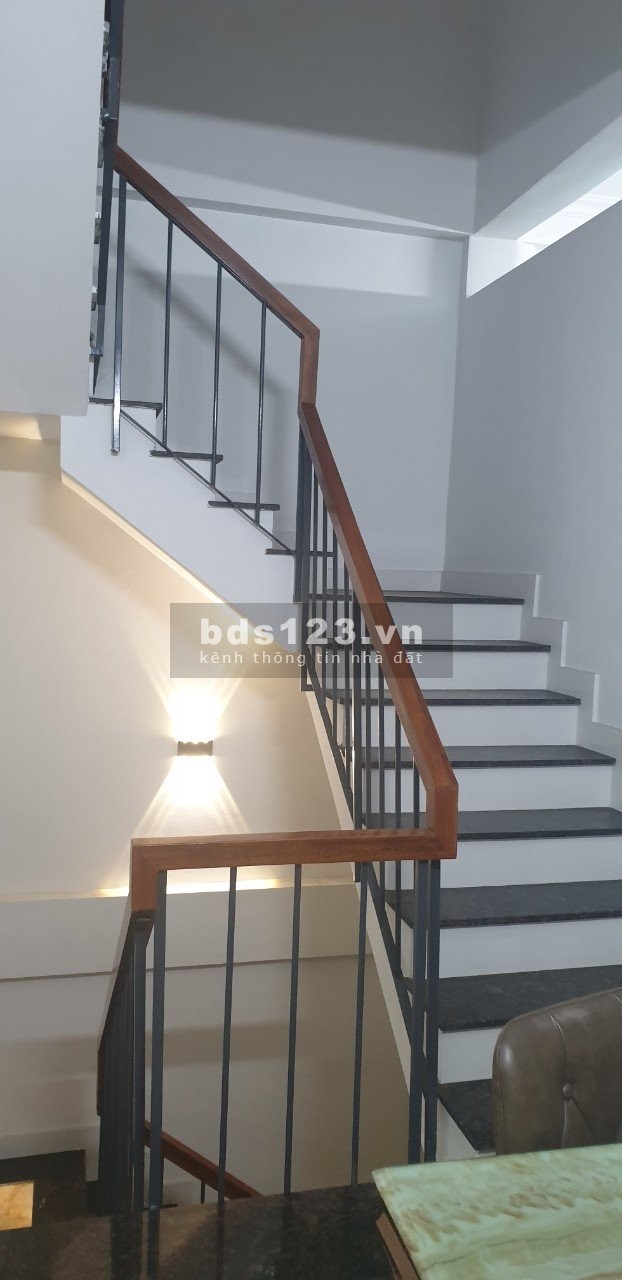 MẶT PHỐ SẦM UẤT 100.3m2, 3 TẦNG TẦNG 1 CHO THUÊ 32 TRIỆU/THÁNG GIÁ 24.9 TỶ ĐỒNG