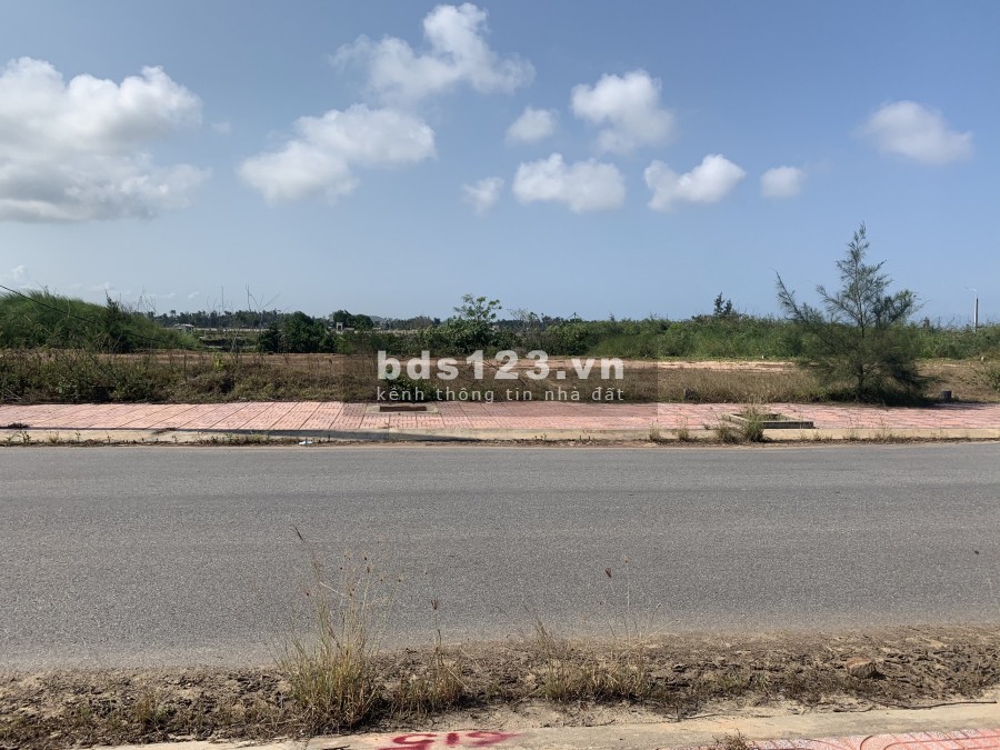 CẦN BÁN NHANH LÔ ĐẤT MẶT TIỀN ĐƯỜNG 15M5 VIEW BIỂN XÃ TỊNH KỲ TP QUẢNG NGÃI