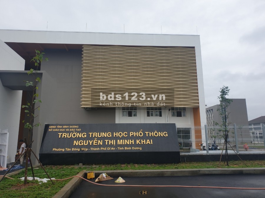 Bán lô đất thổ cư mặt tiền đường Lê Văn Mầm, kế bên trường THPT Nguyễn Thị Minh Khai, giá 950 triệu, diện tích 100m2. SHR.
