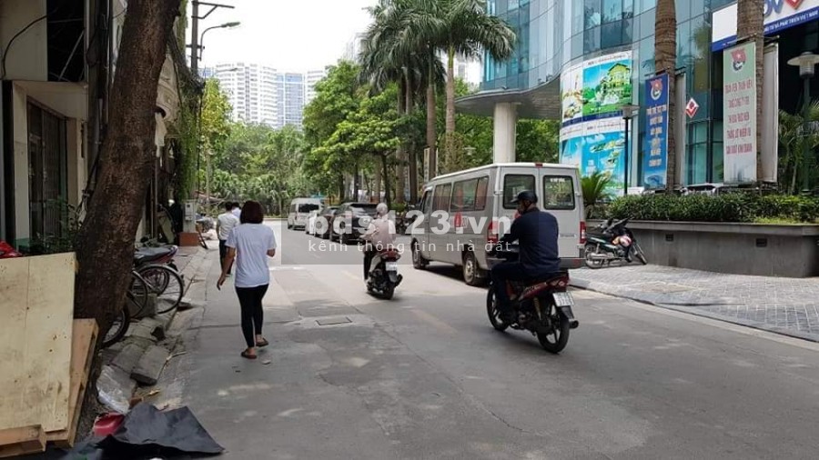 Bán nhà phố Hoàng Quốc Việt, phân lô, ô tô, lô góc, 1 nhà ra phố, 50m2 x 4T, 9 tỷ.