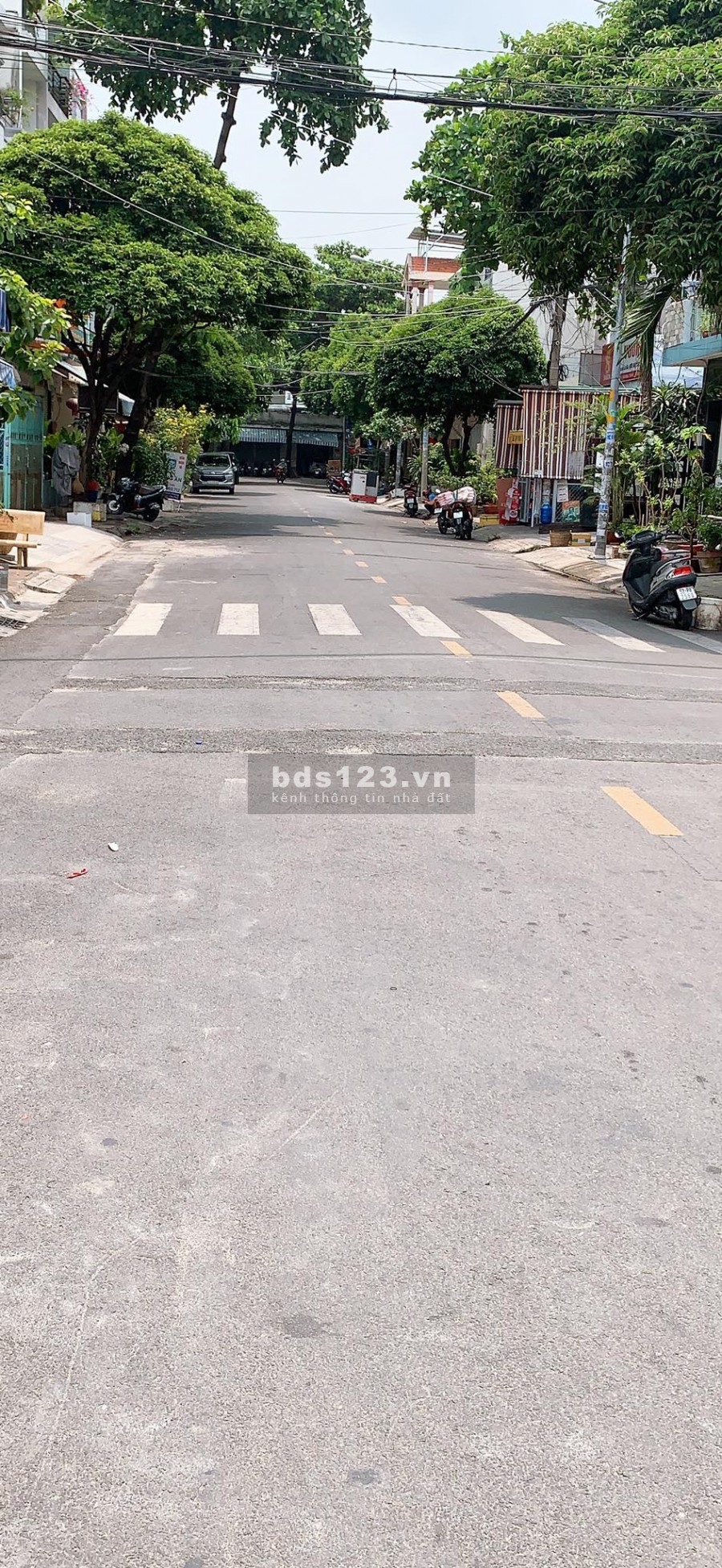 Bán nhà sát Độc Lập Quận Tân Phú, 2 tấm, xe tải đỗ cổng chỉ nhích 5 tỷ.