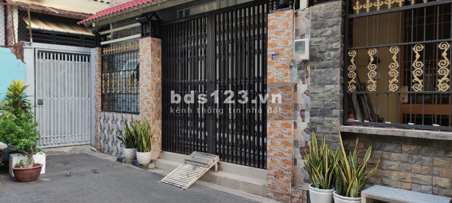 Bán nhà sát Độc Lập Quận Tân Phú, 2 tấm, xe tải đỗ cổng chỉ nhích 5 tỷ.