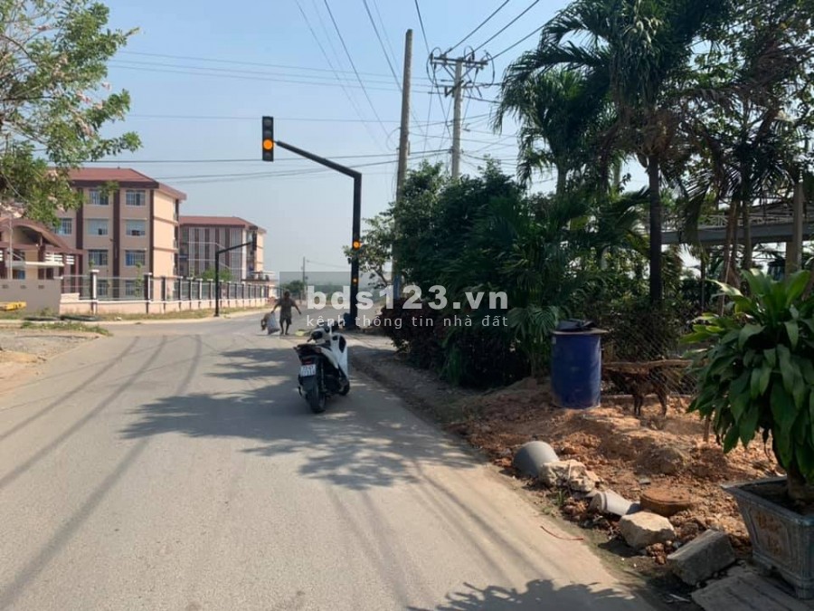 Bán lô đất thổ cư mặt tiền đường Lê Văn Mầm, kế bên trường THPT Nguyễn Thị Minh Khai, giá 950 triệu, diện tích 100m2. SHR.