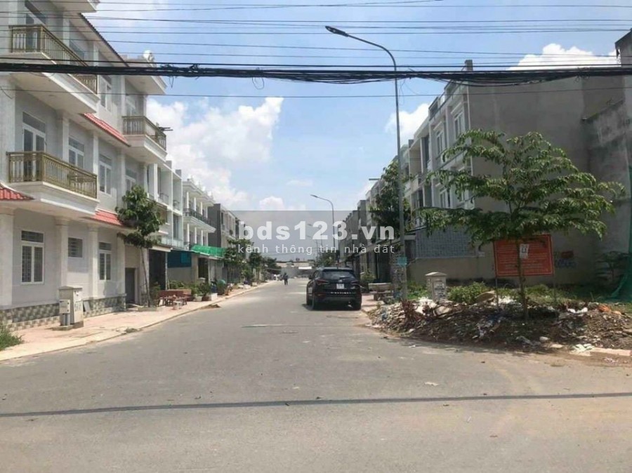 Bán lô đất thổ cư mặt tiền đường Lê Văn Mầm, kế bên trường THPT Nguyễn Thị Minh Khai, giá 950 triệu, diện tích 100m2. SHR.