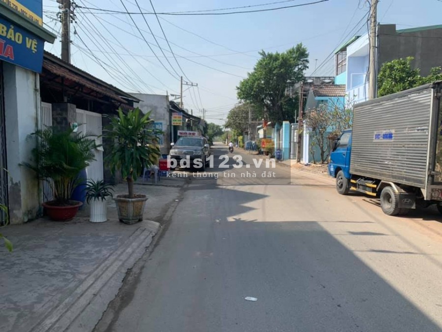 Bán lô đất thổ cư mặt tiền đường Lê Văn Mầm, kế bên trường THPT Nguyễn Thị Minh Khai, giá 950 triệu, diện tích 100m2. SHR.