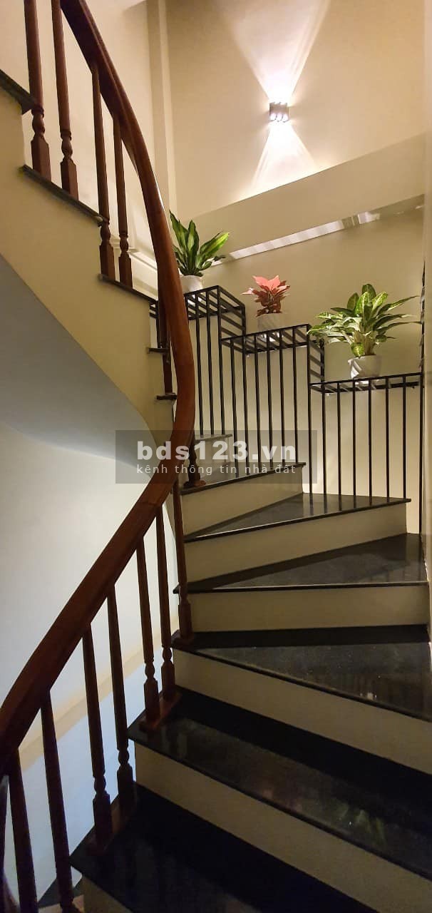 Chính chủ cho thuê nhà 3 tầng vị trí đẹp, kinh doanh đường Nguyễn Chính. Liên hệ: 0948909126