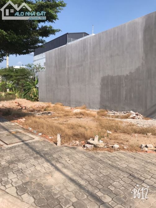 Cần tiền làm ăn nên cần bán gấp lô đất nền ở Cần Đước, giá cực rẻ, sang tên ngay