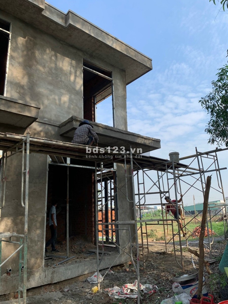 Nhà đang xây sắp hoàn thiện 1 trệt 1 lầu 1 lửng giá 419 triệu/căn ở tỉnh lộ 9