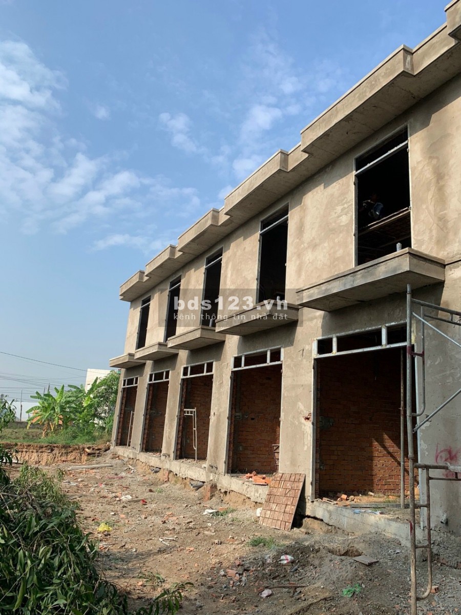 Nhà đang xây sắp hoàn thiện 1 trệt 1 lầu 1 lửng giá 419 triệu/căn ở tỉnh lộ 9