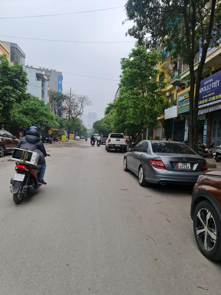 Bán nhà: KĐT Đại Kim, DT: 60m2*5,5T, MT: 4,2m, sổ đỏ CC, giá: 13,5 tỷ, LH: 0977686830