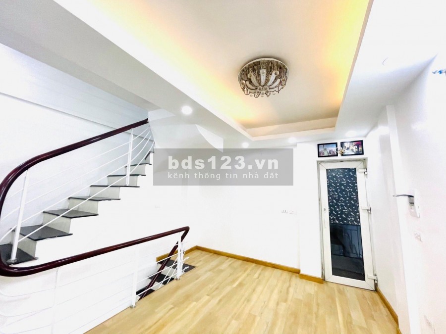 Nhà Bồ Đề 5 tầng mà có hơn Tỷ, Sổ đỏ để két.
