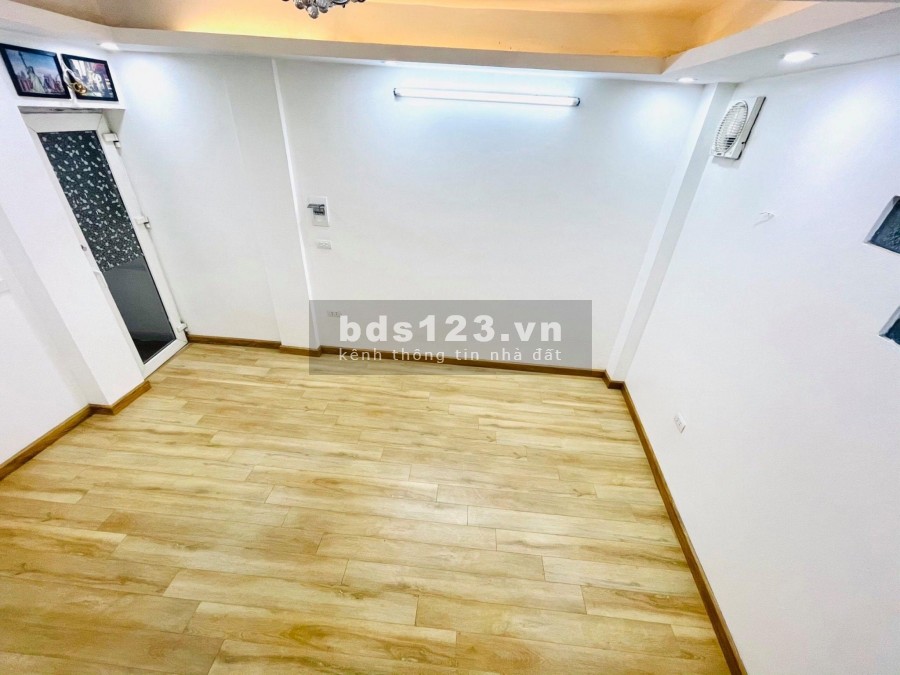 Nhà Bồ Đề 5 tầng mà có hơn Tỷ, Sổ đỏ để két.