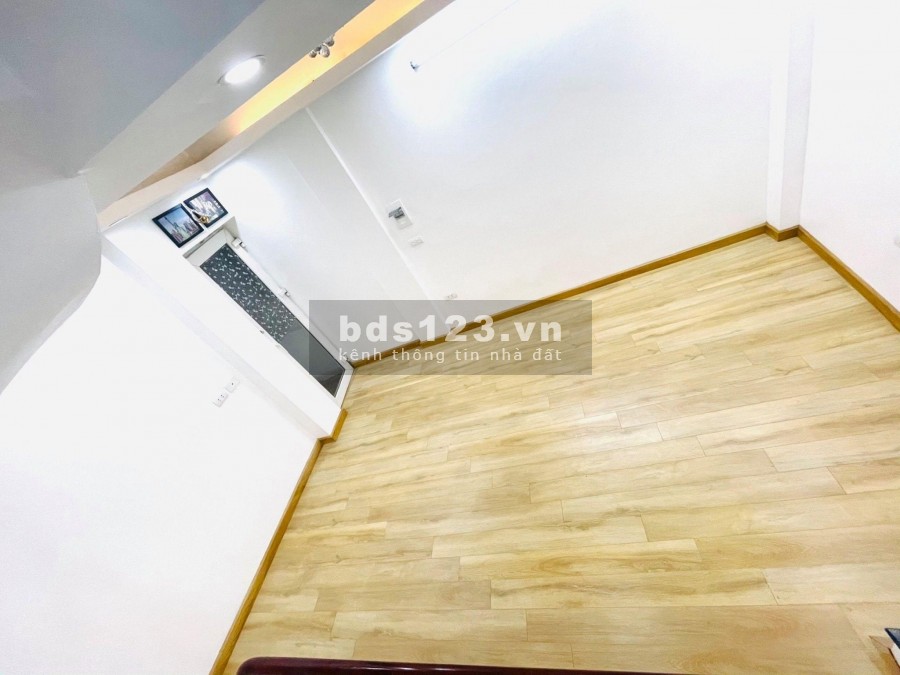 Nhà Bồ Đề 5 tầng mà có hơn Tỷ, Sổ đỏ để két.