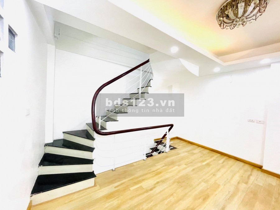 Nhà Bồ Đề 5 tầng mà có hơn Tỷ, Sổ đỏ để két.