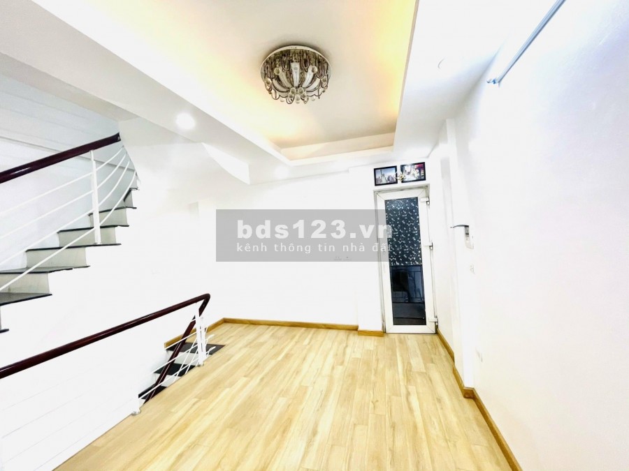 Nhà Bồ Đề 5 tầng mà có hơn Tỷ, Sổ đỏ để két.