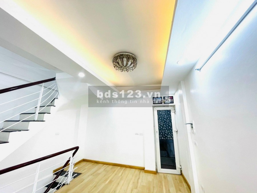 Nhà Bồ Đề 5 tầng mà có hơn Tỷ, Sổ đỏ để két.