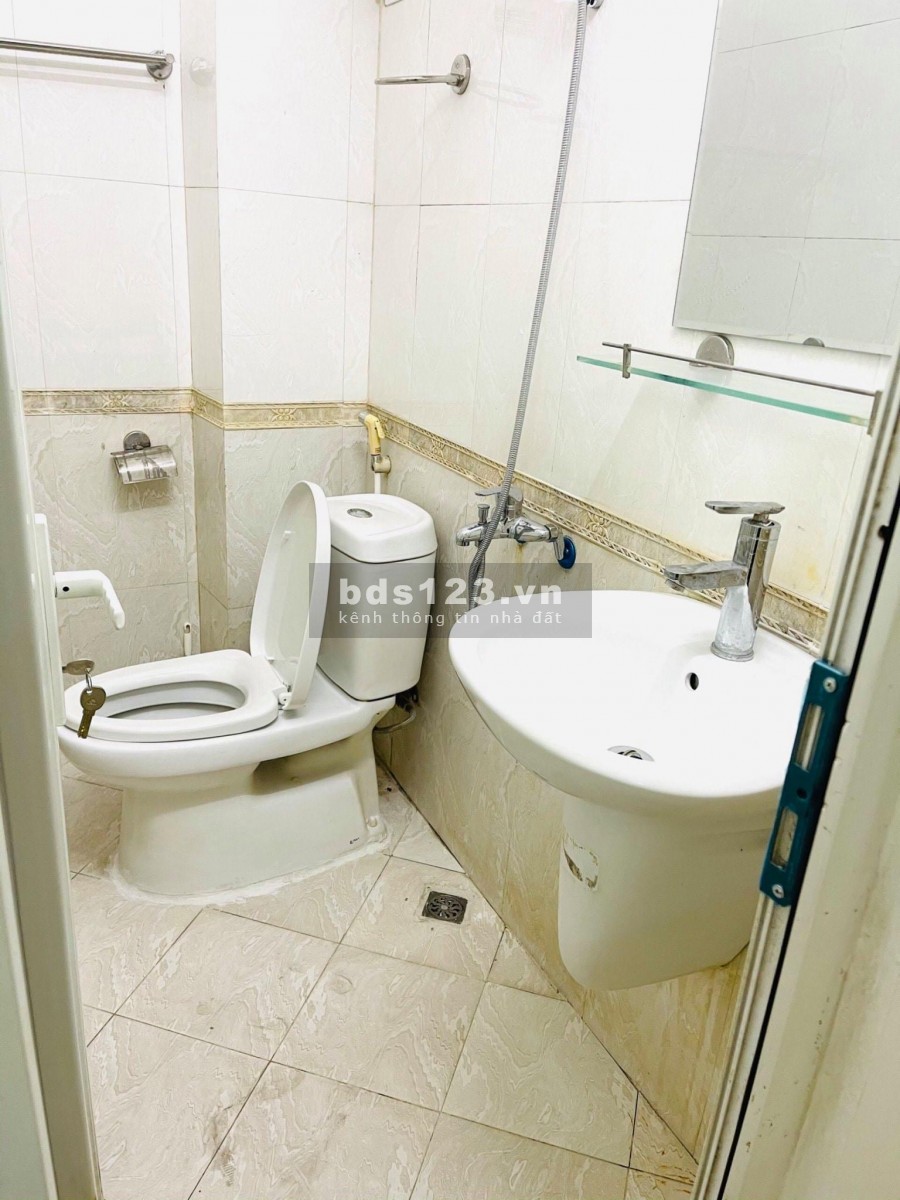 Nhà Bồ Đề 5 tầng mà có hơn Tỷ, Sổ đỏ để két.
