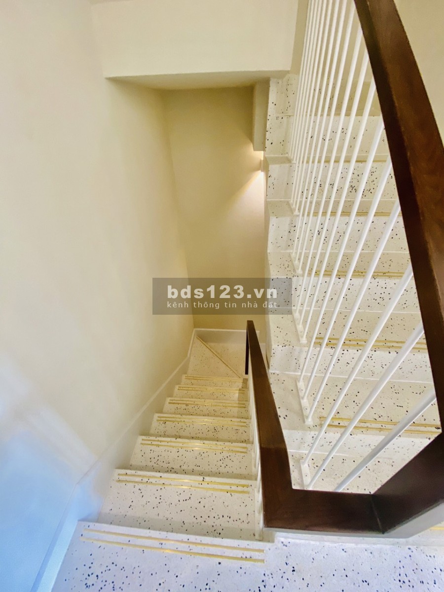 Bán căn shophouse dtsd 180m2, 2 lầu 1 lửng, chỉ cần 2.2 tỷ, nhận nhà trả tiếp sổ hồng vĩnh viễn