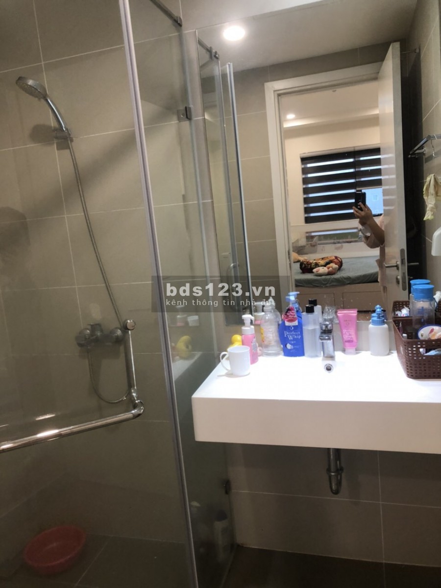 Chính chủ cần bán căn 2n/81m2 full giá 3.3 tỷ full đồ nt gỗ dự án Kosmo Tây Hồ (k qua trung gian)
