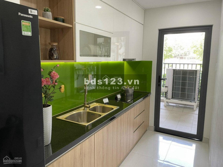 Bán gấp căn hộ 3PN, DT 79m2, TT 900tr nhận nhà, view hồ bơi, cách đường Lê Thị Riêng 500m