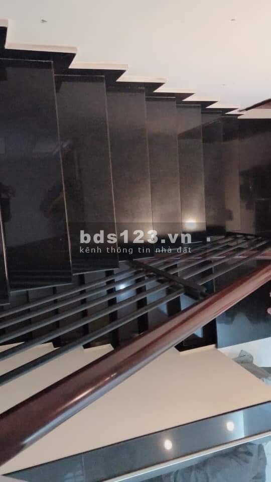 Bán nhà gần ngã tư Bảy Hiền, quận Tân Bình, HXH, giá rẻ