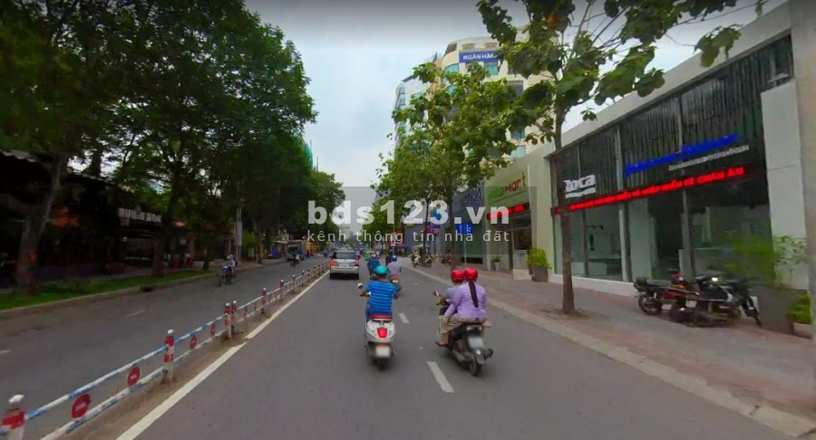 Mặt tiền số 2A Nguyễn Thị Minh Khai 28 x 21m , Q.1