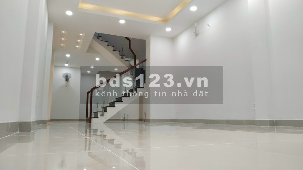 Cần tiền bán gấp nhà hẻm 4m Lạc Long Quân, P.5, Quận 11.