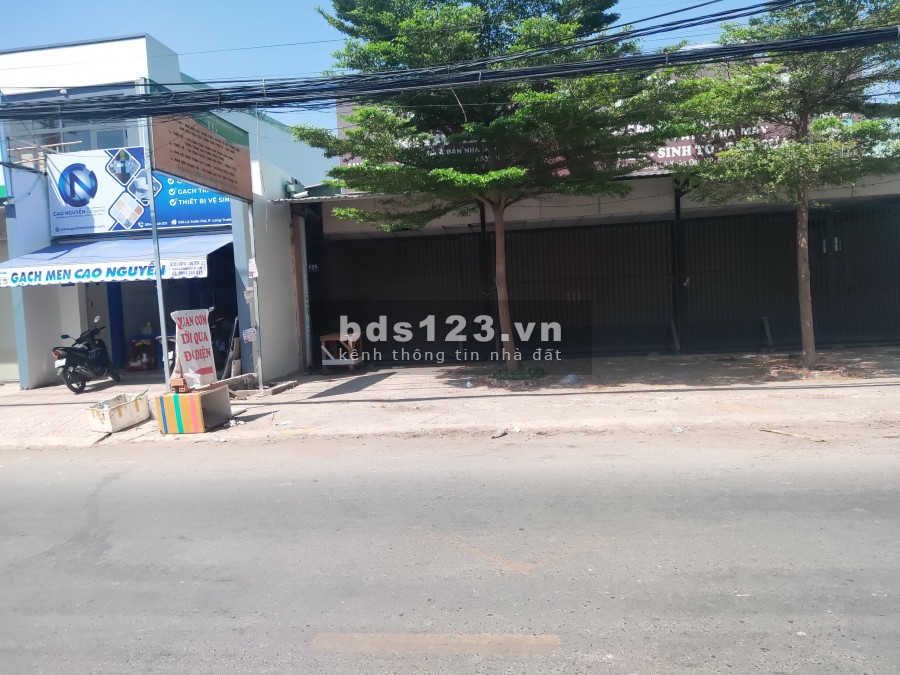 Mặt bằng 400m2(15x25) LÃ XUÂN OAI, cách chợ 500m, có văn phòng làm việc.