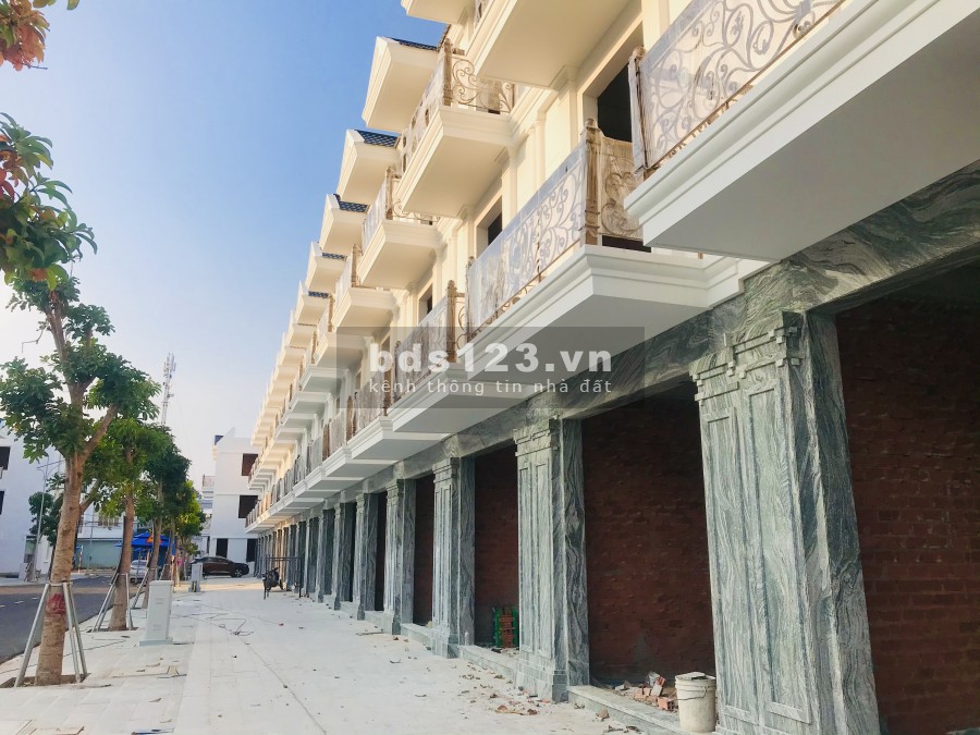 Nhà phố xây sẵn Tp. Dĩ An, thanh toán 25% nhận nhà ở ngay 0932681456