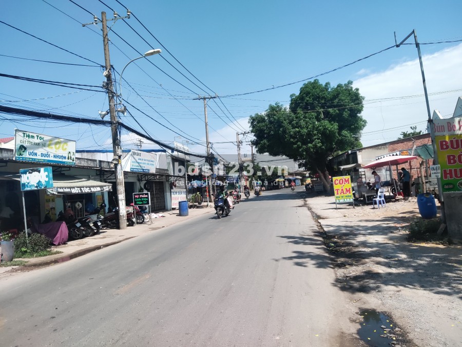 Mặt bằng 400m2(15x25) LÃ XUÂN OAI, cách chợ 500m, có văn phòng làm việc.