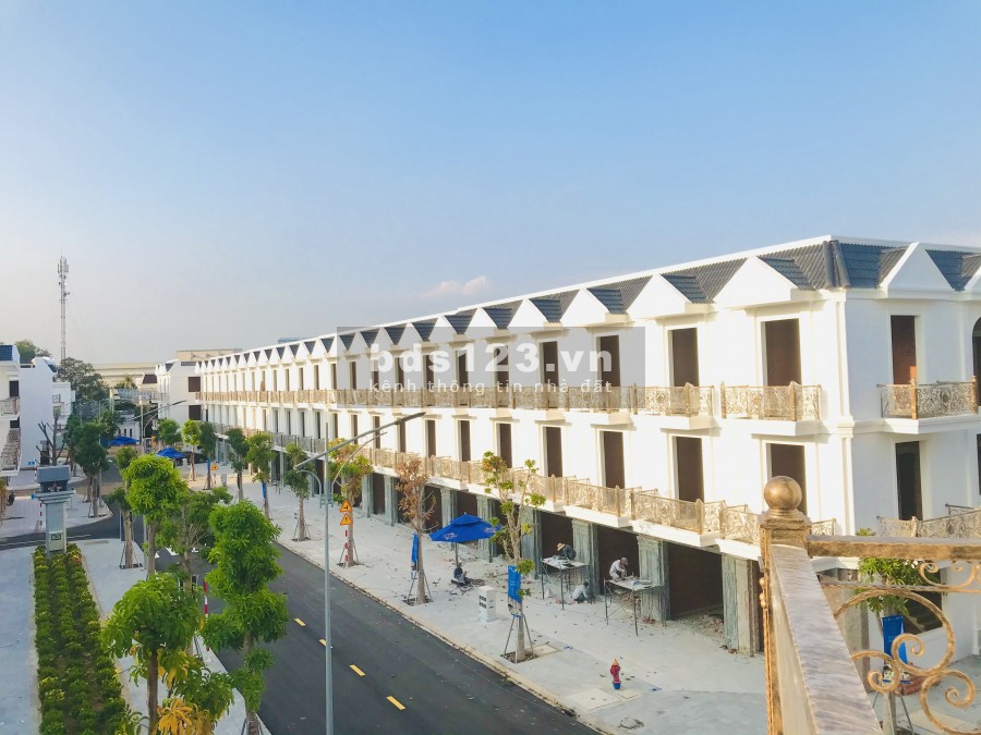 Nhà phố xây sẵn Tp. Dĩ An, thanh toán 25% nhận nhà ở ngay 0932681456