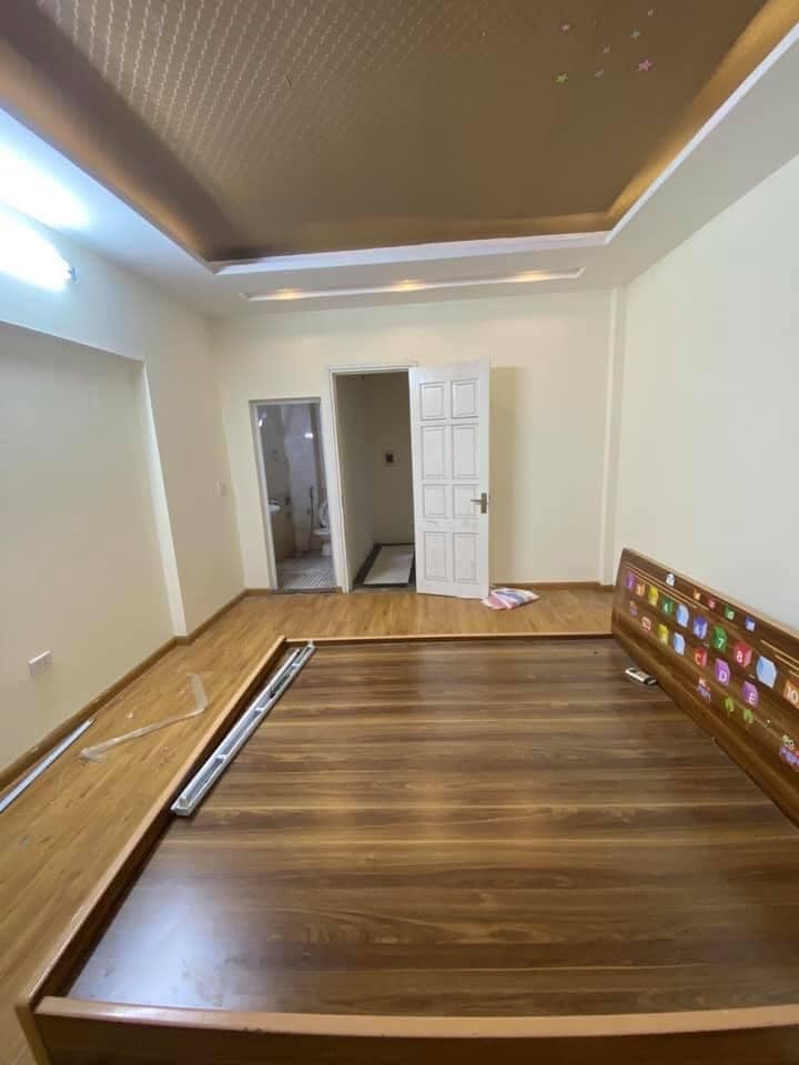 Bán nhà Lĩnh Nam, Hoàng Mai, HN. DT: 30m2*5T, MT: 4,8m, sổ đỏ cc, Giá: 2,35 tỷ. LH: Mr Thanh 0977686830
