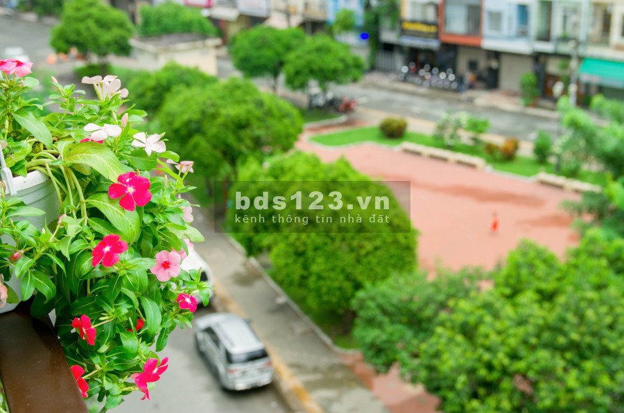 Căn hộ Quận 10 Cmt8 ban công vòng xoay dân chủ.
