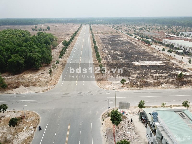 Bán vài lô đất mặt tiền số 4, khu công nghiệp becamex, đường nhựa 42m, sổ hồng riêng, thổ cư