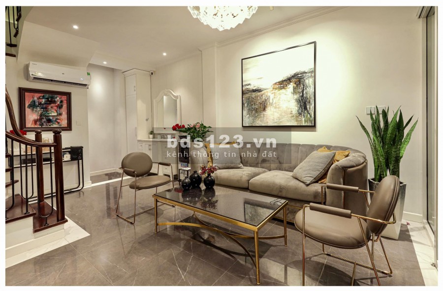 Nhà Hot Nguyễn Văn Lộc diện tích 42 m^2 xây 6 Tầng mặt tiền 4 m giá nhỉnh 6 tỷ