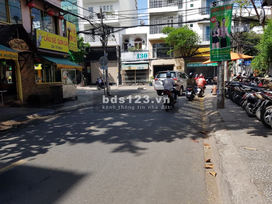 Cho thuê nhà nguyên căn trên đường Bàu Cát 1 quận Tân Bình. Nhà trệt 3 lầu gần trường học 5.5x18m