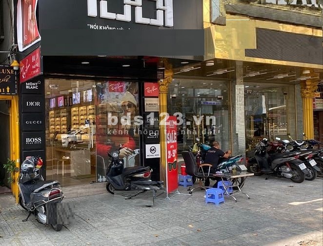 Nhà nguyên căn trên đường Nguyễn Văn Tráng, Quận 1 đối diện trường ĐH Hoa Sen