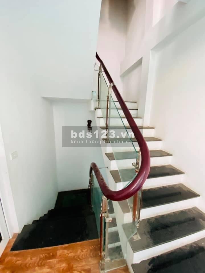 Nhà Nguyễn Khang, 5 tầng, mặt tiền 7m, 20m ra mặt đường.